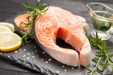 Eski ahşap üzerine taze somon