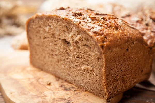 Brood assortiment op houten oppervlak — Stockfoto