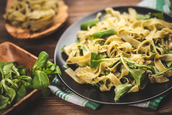 Bir plaka üzerinde pişmiş tagliatelle