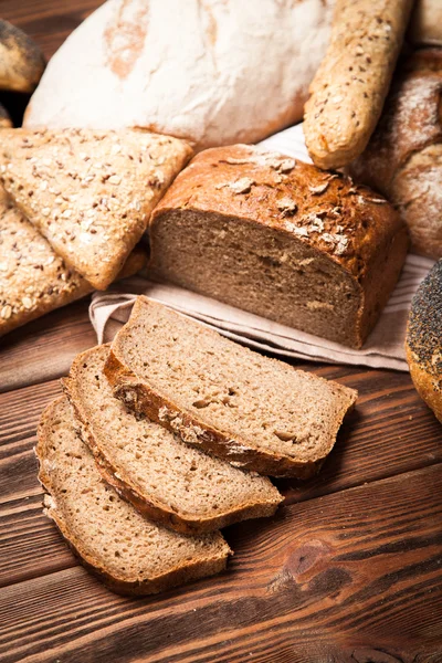 Ahşap yüzey üzerinde ekmek çeşitler — Stok fotoğraf