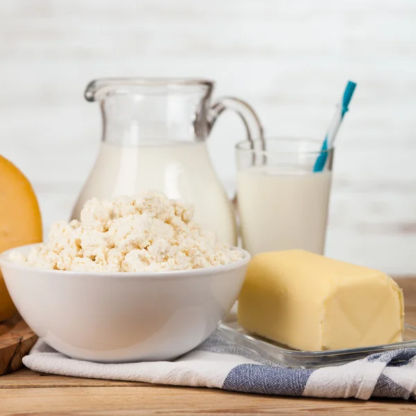 Ahşap masa üzerinde süt kavanoz