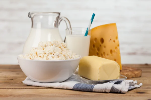 Tarro de leche sobre mesa de madera — Foto de Stock