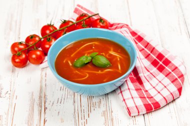 domates çorbası ve fesleğen