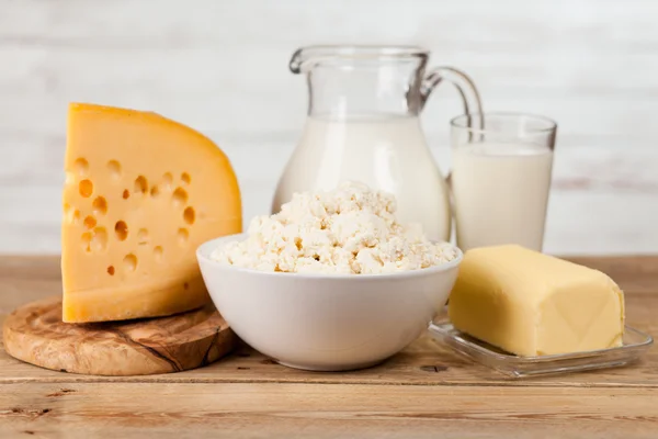 Tarro de leche sobre mesa de madera — Foto de Stock