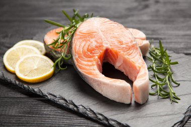 Eski ahşap üzerine taze somon