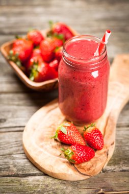 taze çilek smoothie