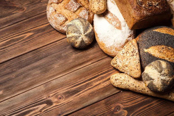 Brotsortiment auf Holzoberfläche — Stockfoto