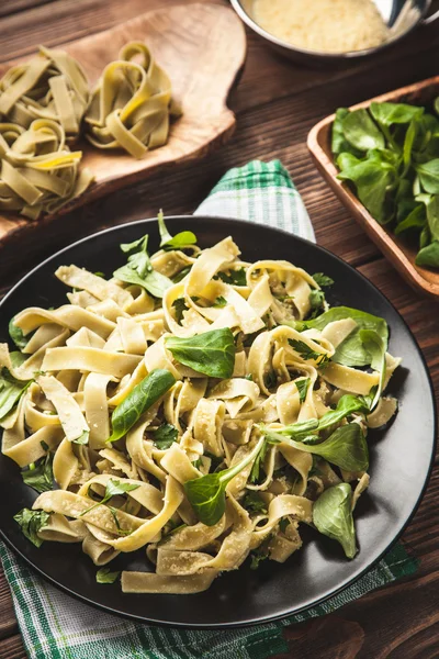 Bir plaka üzerinde pişmiş tagliatelle