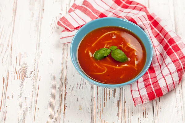 domates çorbası ve fesleğen