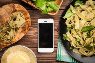 Bir plaka üzerinde pişmiş tagliatelle