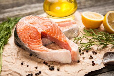 Eski ahşap üzerine taze somon