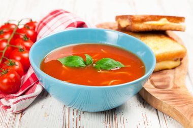 domates çorbası ve fesleğen
