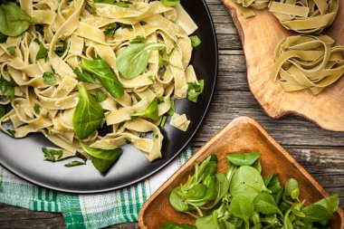 Bir plaka üzerinde pişmiş tagliatelle