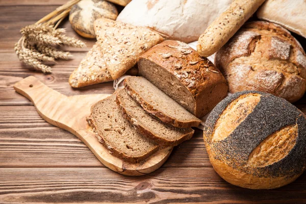 Brotsortiment auf Holzoberfläche — Stockfoto