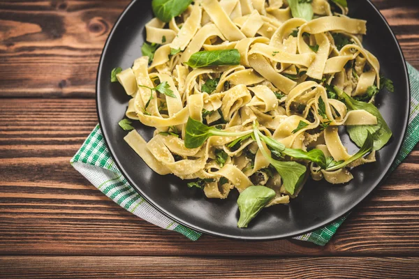 Bir plaka üzerinde pişmiş tagliatelle — Stok fotoğraf