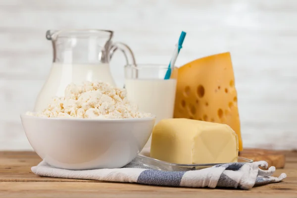 Tarro de leche sobre mesa de madera — Foto de Stock