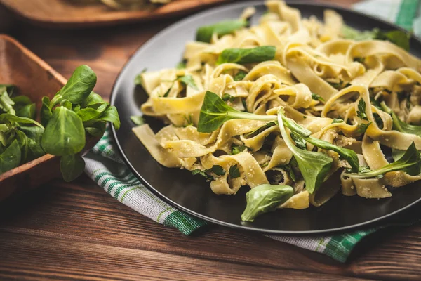 Bir plaka üzerinde pişmiş tagliatelle