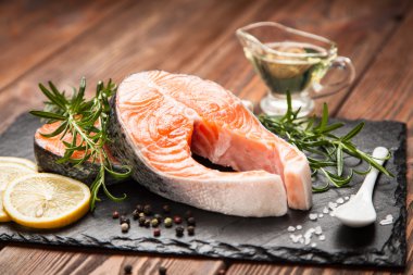 Eski ahşap üzerine taze somon