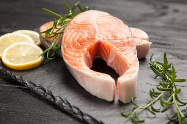 Eski ahşap üzerine taze somon