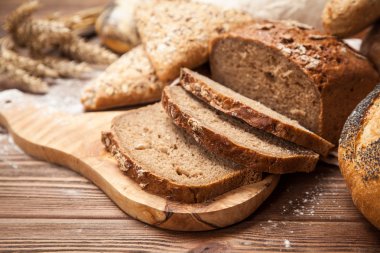 Ahşap yüzey üzerinde ekmek çeşitler