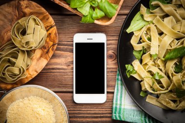 Bir plaka üzerinde pişmiş tagliatelle