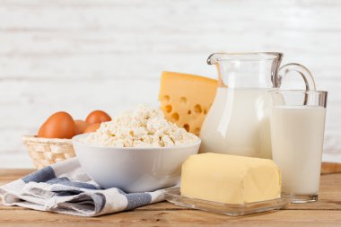 Ahşap masa üzerinde süt kavanoz