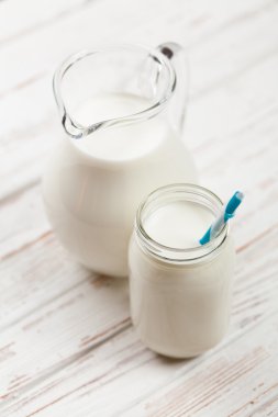 Ahşap masa üzerinde süt kavanoz