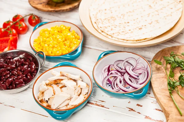 Tortilla med en blandning av ingredienser — Stockfoto