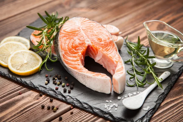 Salmone fresco su legno vecchio — Foto Stock