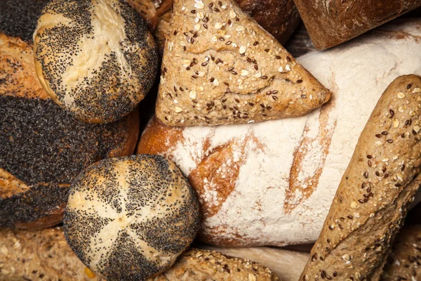 Brood assortiment op houten oppervlak — Stockfoto