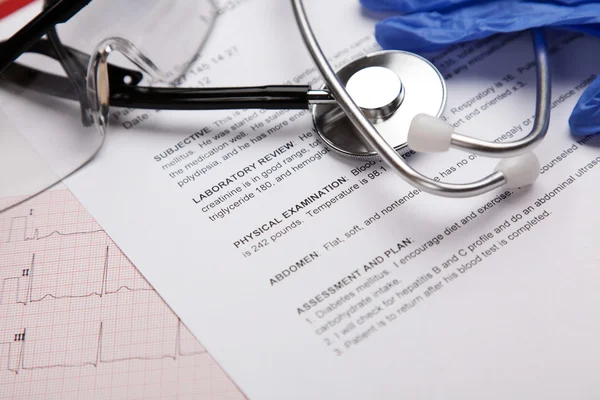 Medical report and cardiogram — Stock Photo, Image