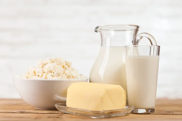 Tarro de leche sobre mesa de madera — Foto de Stock