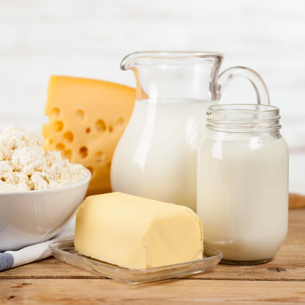 Tarro de leche sobre mesa de madera — Foto de Stock