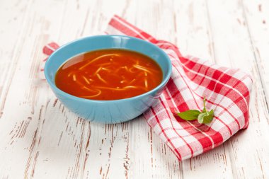 domates çorbası ve fesleğen