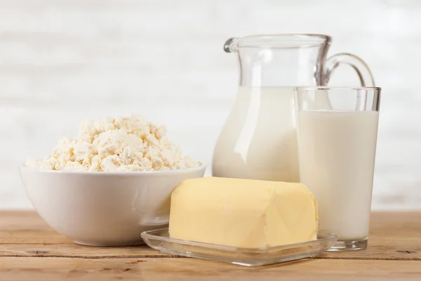 Pot à lait sur table en bois — Photo