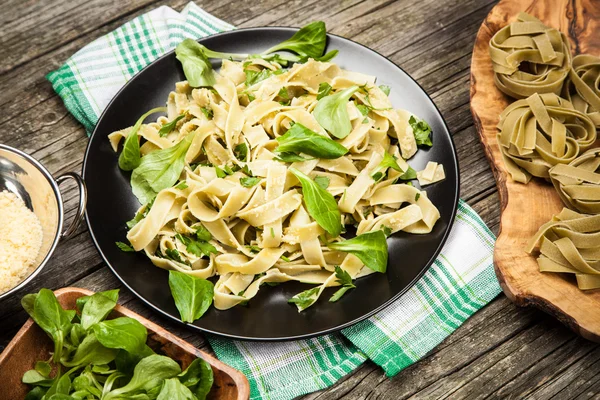 Bir plaka üzerinde pişmiş tagliatelle — Stok fotoğraf