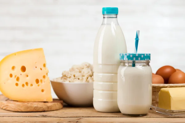 Botella de leche sobre mesa de madera — Foto de Stock