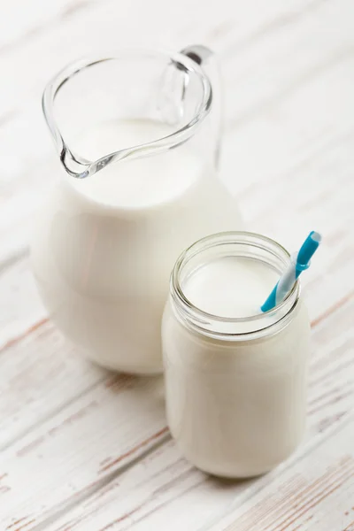 Tarro de leche sobre mesa de madera —  Fotos de Stock