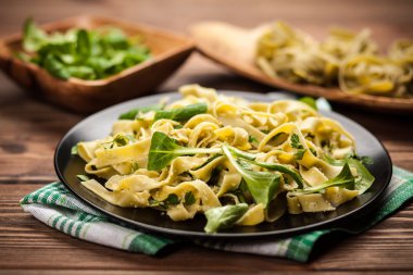 Bir plaka üzerinde pişmiş tagliatelle