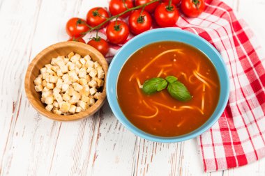 domates çorbası ve fesleğen