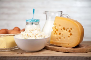 Ahşap masa üzerinde süt kavanoz