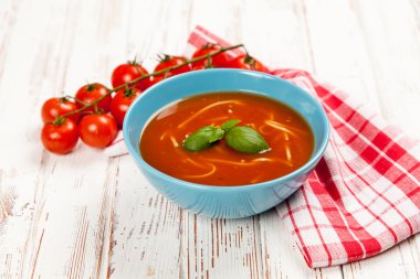 domates çorbası ve fesleğen