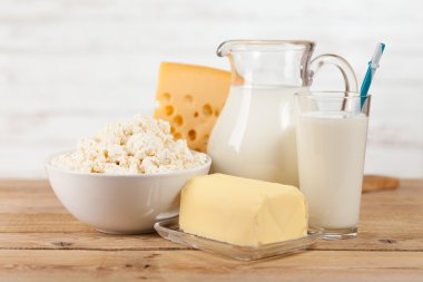 Ahşap masa üzerinde süt kavanoz