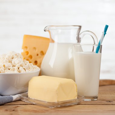 Ahşap masa üzerinde süt kavanoz