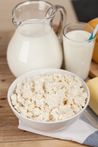 Tarro de leche sobre mesa de madera — Foto de Stock