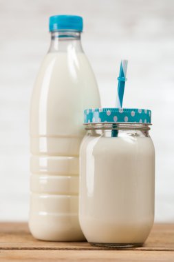 Ahşap masa üzerinde süt şişesi