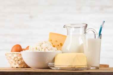 Ahşap masa üzerinde süt kavanoz