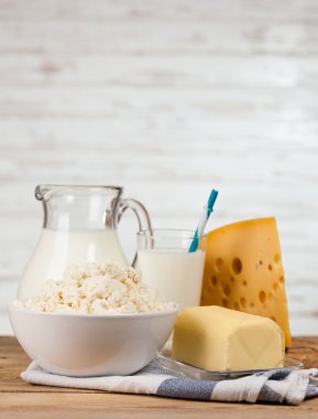 Ahşap masa üzerinde süt kavanoz