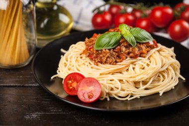 Spagetti bolognese koyu arka plan üzerinde