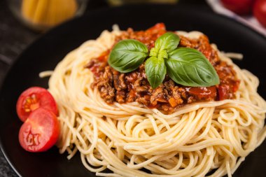 Spagetti bolognese koyu arka plan üzerinde